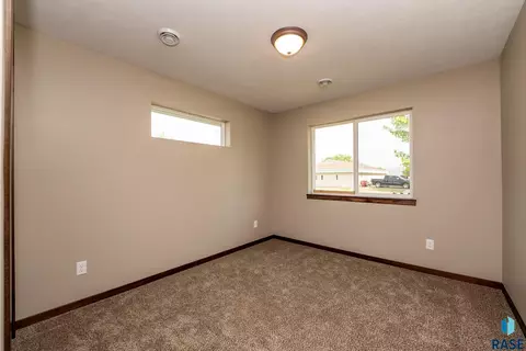 4513 E 15th St, Sioux Falls, SD 57110 photo 6