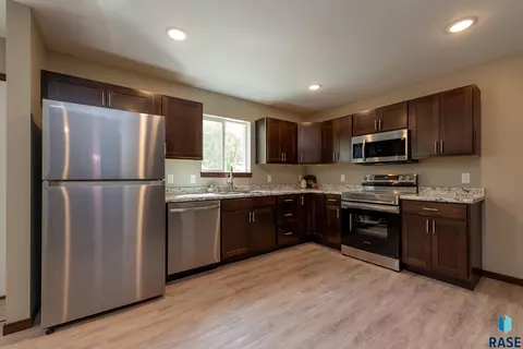 Kitchen - 410 S Lewis Ave, Sioux Falls, SD 57103 photo 3 of 6