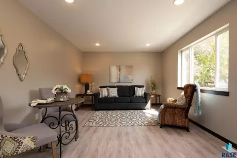 Living - 410 S Lewis Ave, Sioux Falls, SD 57103 photo 4 of 5
