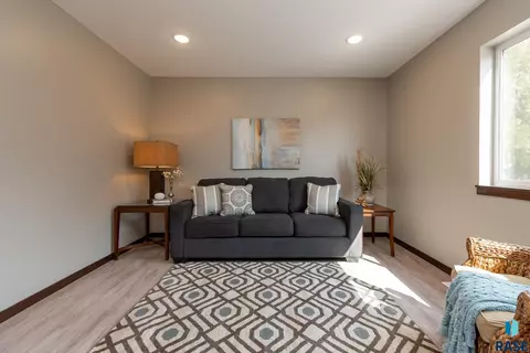 Living - 410 S Lewis Ave, Sioux Falls, SD 57103 photo 3 of 5