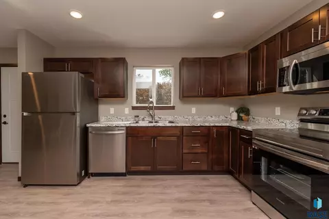 Kitchen - 410 S Lewis Ave, Sioux Falls, SD 57103 photo 4 of 6