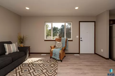 Living - 410 S Lewis Ave, Sioux Falls, SD 57103 photo 1 of 5