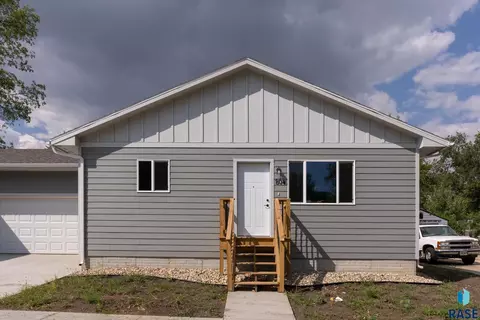 Exterior - 410 S Lewis Ave, Sioux Falls, SD 57103 photo 2 of 4