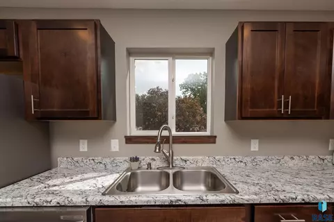 Kitchen - 410 S Lewis Ave, Sioux Falls, SD 57103 photo 5 of 6