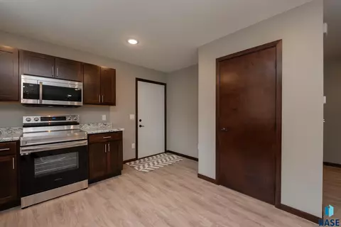 Kitchen - 410 S Lewis Ave, Sioux Falls, SD 57103 photo 6 of 6