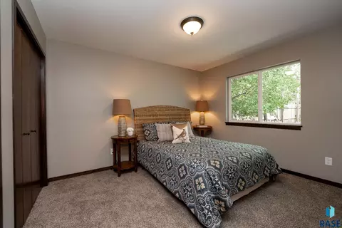 Bedroom - 410 S Lewis Ave, Sioux Falls, SD 57103 photo 4 of 6