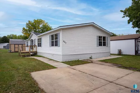 907 S Garnet Pl, Sioux Falls, SD 57106