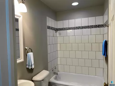 704 W 28th St, Sioux Falls, SD 57105 photo 7
