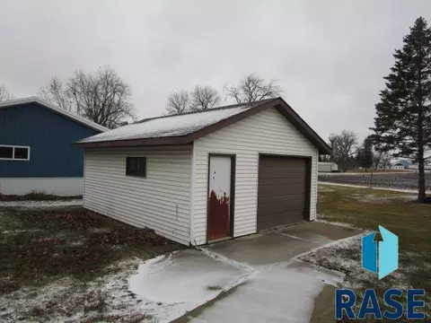 112 E Oak St, Tyler, MN 56178 photo 4