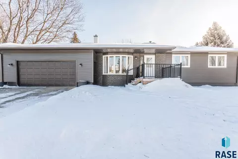 5805 W King Arthur Dr, Sioux Falls, SD 57106