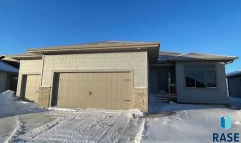 2705 S Lana Dr, Sioux Falls, SD 57106