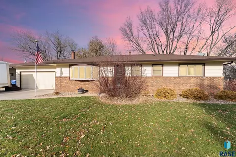 5308 W 33rd St, Sioux Falls, SD 57106