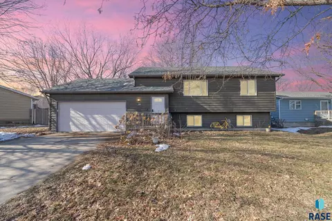 5004 Cottage Trl, Sioux Falls, SD 57106