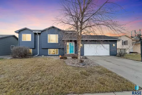 5913 S Hallow Ave, Sioux Falls, SD 57106