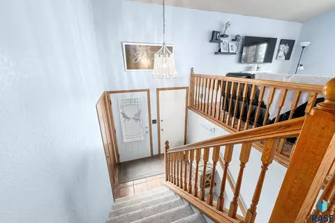 912 E Magnolia Dr, Brandon, SD 57005 photo 2