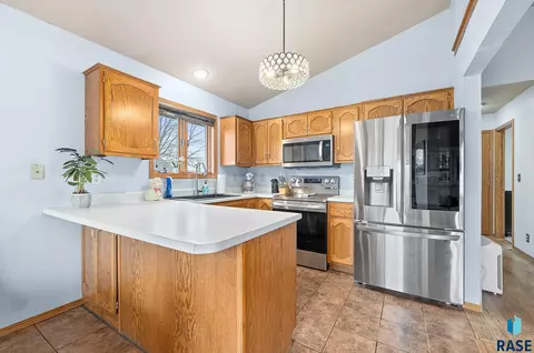 912 E Magnolia Dr, Brandon, SD 57005 photo 8