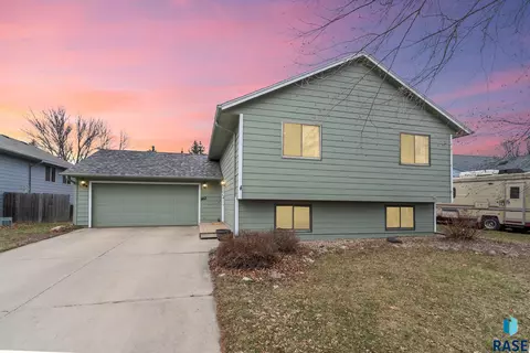 912 E Magnolia Dr, Brandon, SD 57005 photo 1