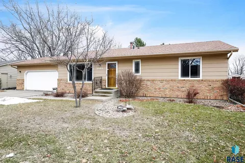 2404 S Wellington Ave, Sioux Falls, SD 57106