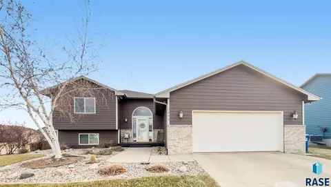 3800 S Villanova Ave, Sioux Falls, SD 57106