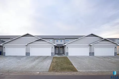 2903 S Julia Pl, Sioux Falls, SD 57106