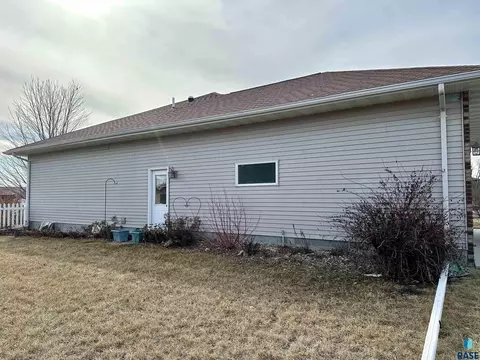 1517 Kemper Ave, Mitchell, SD 57301 photo 3