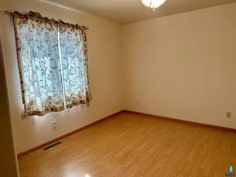 1517 Kemper Ave, Mitchell, SD 57301 photo 21