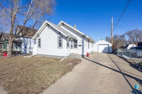 1020 E 1st St, Sioux Falls, SD 57103 photo 1