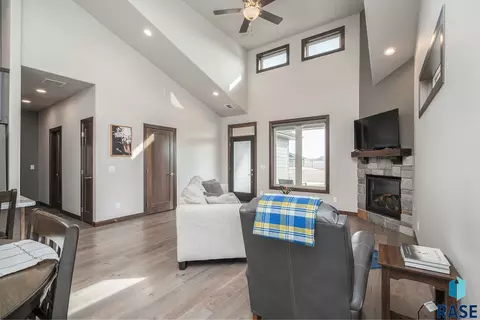 113 N Sunshine Ave, Brandon, SD 57005 photo 4