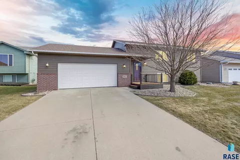 5912 S Kerry Ave, Sioux Falls, SD 57106 photo 1