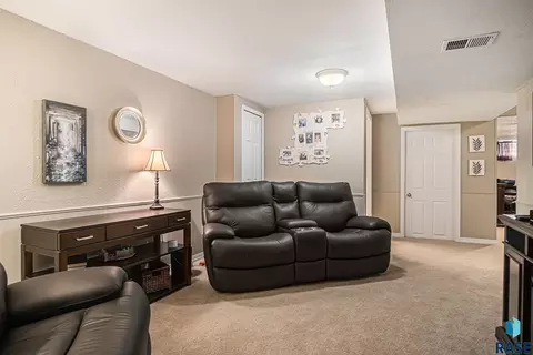 409 N Catherine Ave, Madison, SD 57042 photo 4