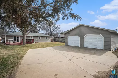 409 N Catherine Ave, Madison, SD 57042 photo 2