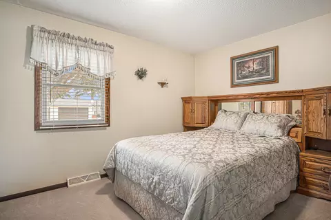 409 N Catherine Ave, Madison, SD 57042 photo 17