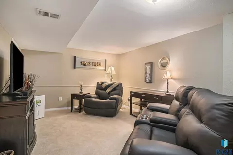 409 N Catherine Ave, Madison, SD 57042 photo 5