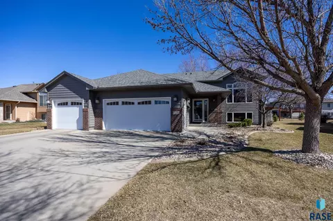 2220 S Villanova Ave, Sioux Falls, SD 57106