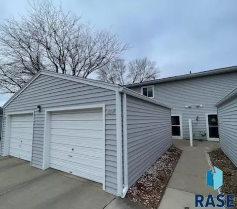 1213 S Bridgeport Pl, Sioux Falls, SD 57106