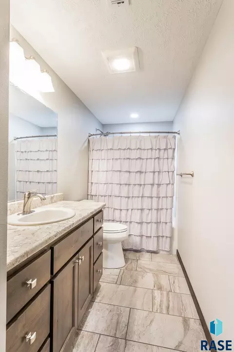 Bath - 525 David Ave, Baltic, SD 57003 photo 4 of 4