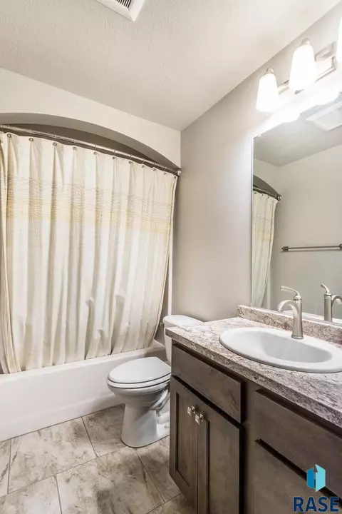 Bath - 525 David Ave, Baltic, SD 57003 photo 1 of 4