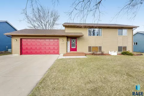 5609 S Megan Ave, Sioux Falls, SD 57106