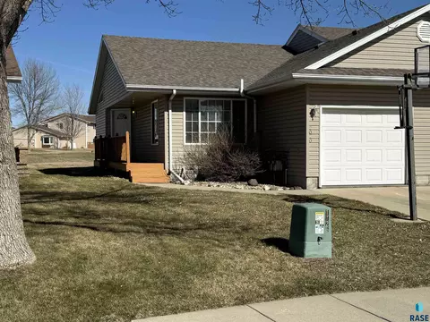 2020 S Dorothy Ave, Sioux Falls, SD 57106