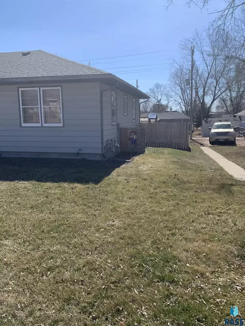 109 E 4th St, Dell Rapids, SD 57022 photo 5
