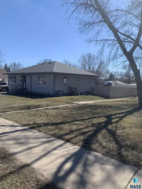 109 E 4th St, Dell Rapids, SD 57022 photo 3