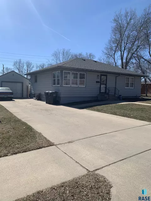 109 E 4th St, Dell Rapids, SD 57022 photo 1