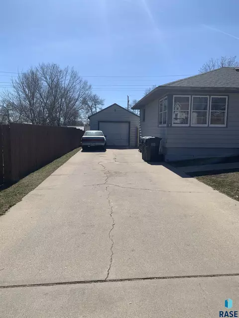 109 E 4th St, Dell Rapids, SD 57022 photo 2