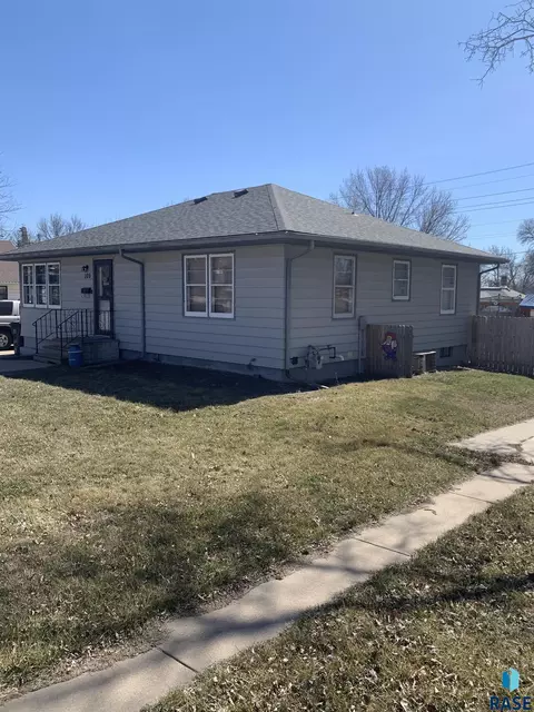 109 E 4th St, Dell Rapids, SD 57022 photo 4