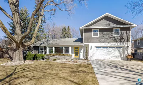 712 E Park Dr, Sioux Falls, SD 57105
