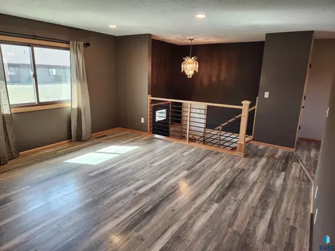 1500 E Rushmore Dr, Brandon, SD 57005 photo 4