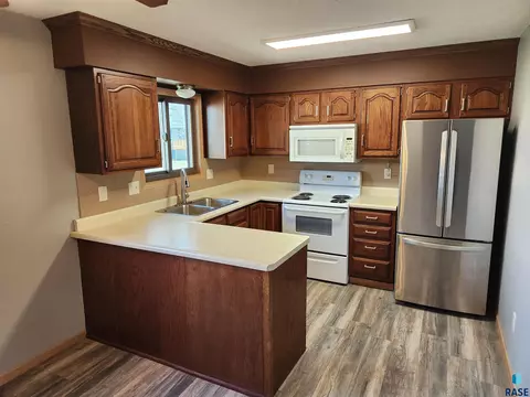 1500 E Rushmore Dr, Brandon, SD 57005 photo 2
