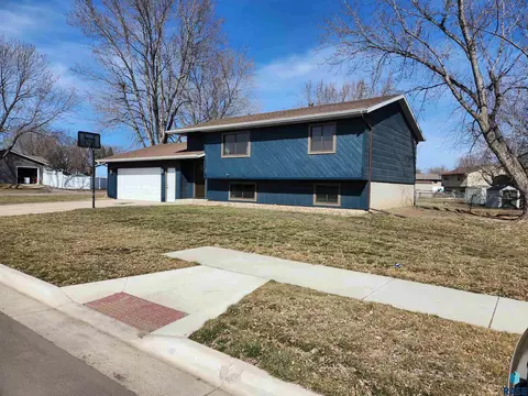 1500 E Rushmore Dr, Brandon, SD 57005 photo 1