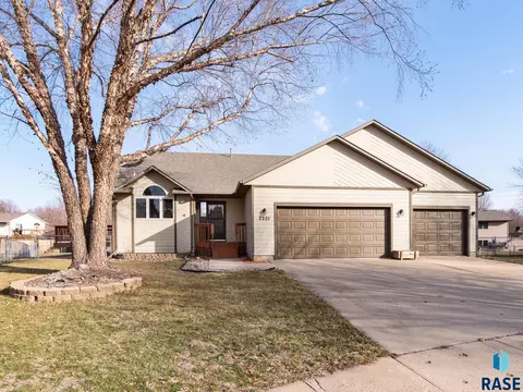 2201 S Arbor Cir, Sioux Falls, SD 57106