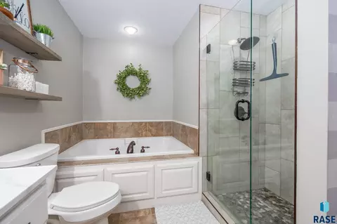 Bath - 1808 S Parkview Blvd, Brandon, SD 57005 photo 5 of 8